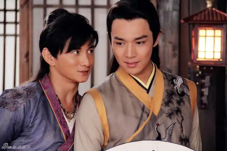 《犀利仁师》正在东方卫视播出,霍政谚在剧中满腹经纶的四次元让人