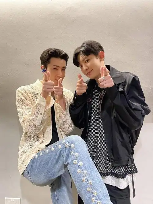 exo吴世勋朴灿烈同框合照曝光做相同手势画面养眼