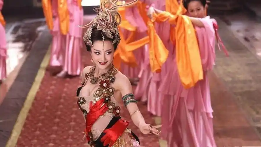 她曾被誉为"古装第一美",却因狗咬导致"毁容",整容3次依旧翻不了身!