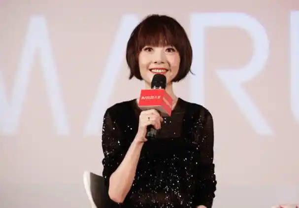 鲁豫撞了一辆豪车,1500元私了,车主赔20万,要不你别想离开澳门