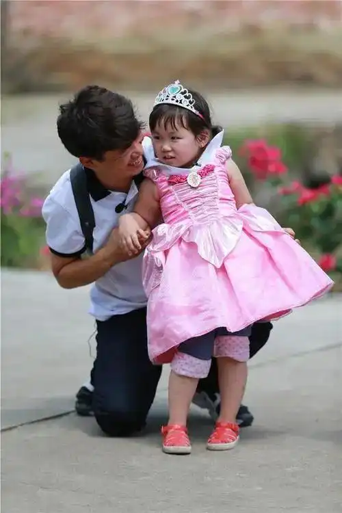 参加了《真正男子汉》,又带着女儿后半程加入了《爸爸去哪儿3》.