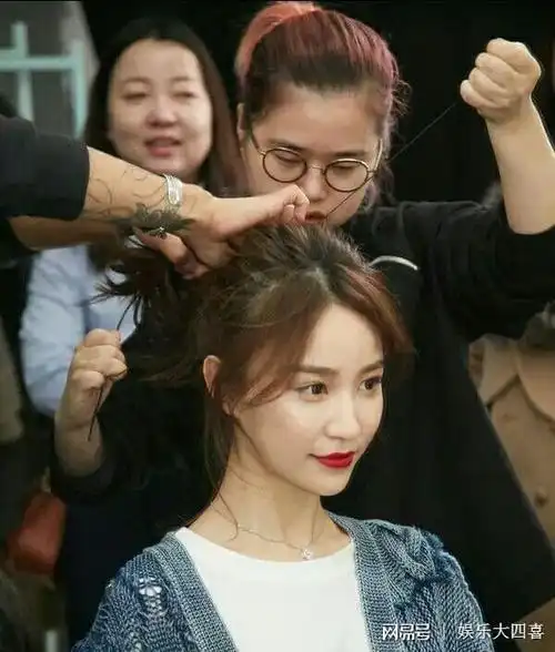 雪梨年赚几个亿 真实身高娇小 网友:每张都长得不一样