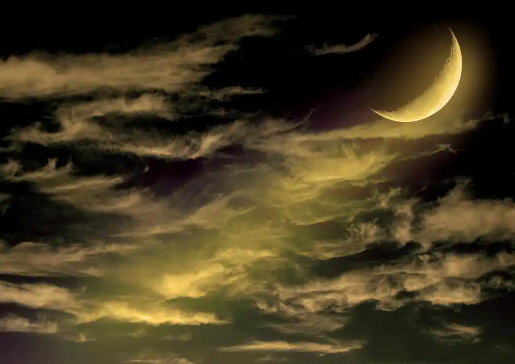 半个月亮,半个月亮在夜晚的天空"这张照片由美国国家航空航天局提供的