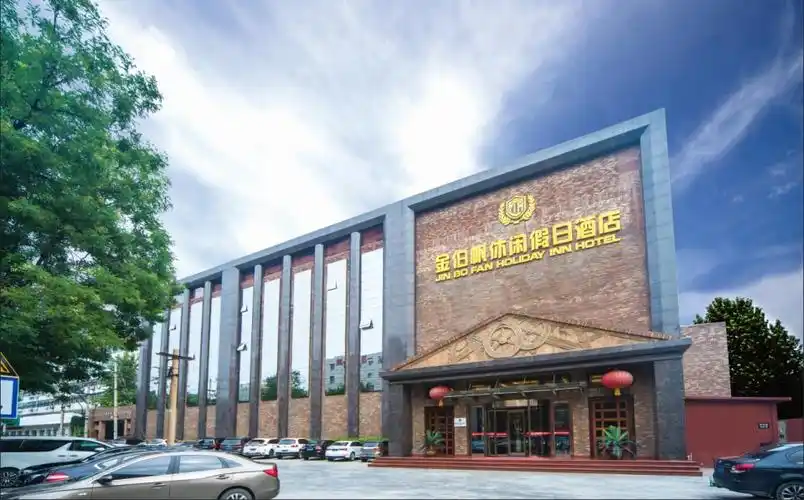 经过缜密准备,2000年6月,金伯帆破土动工.