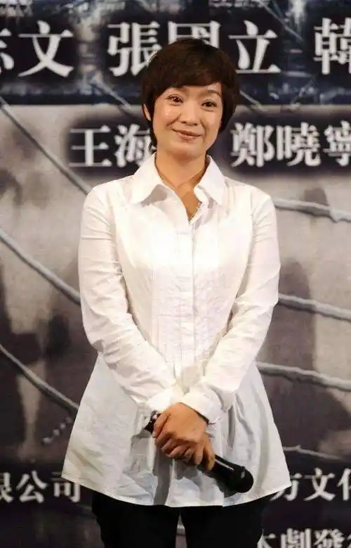 56岁二婚老婆被岁月偏爱,穿着朴素却难掩气质美_王海燕_身材_版型