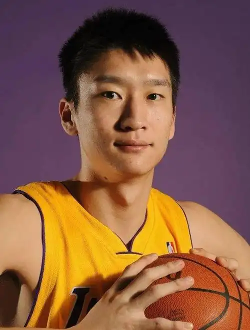 中国男篮缺少好的后卫孙悦这水平也只是湖人队的饮水机球员