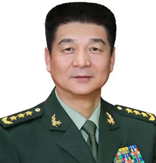 团长的军衔正常是"中校",如果是上将军衔的战区司令,与团长相比,中间