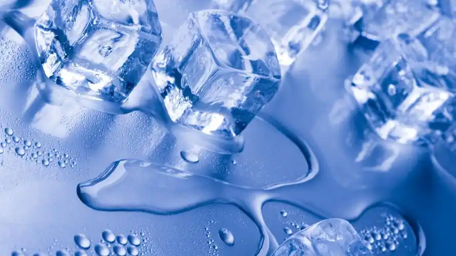 晶莹清凉的冰块唯美高清桌面壁纸