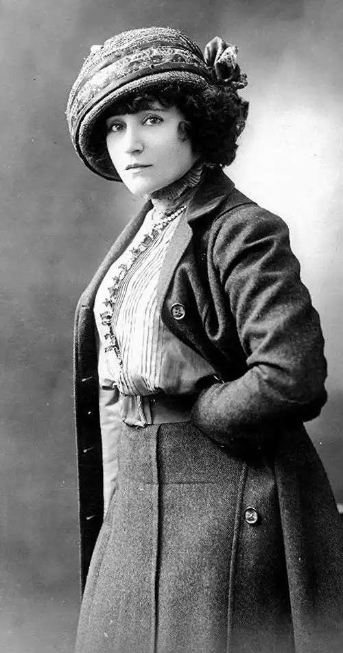 男人装,双性恋,与丈夫共享情人,这位法国女作家百年后仍是话题女王