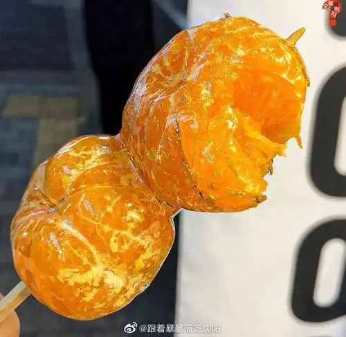好家伙还有这么串起来的橘子糖葫芦 成年人不要一瓣一瓣的