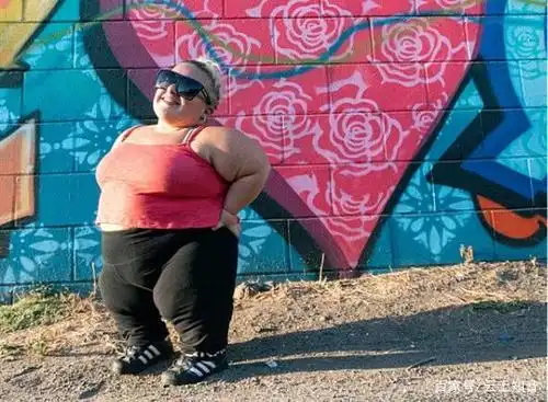 29岁侏儒症女子身高不足1米,当泳装模特大胆秀身材