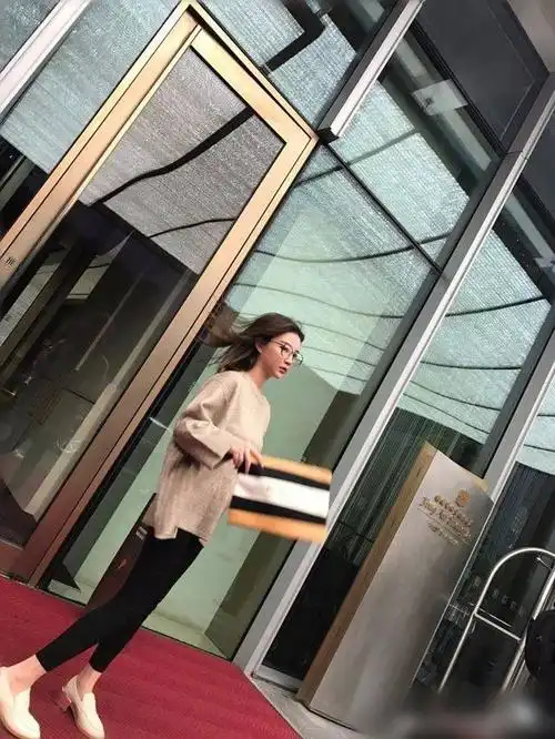 雪梨现身维密秀孕肚明显,近照身高和之前相差太大!