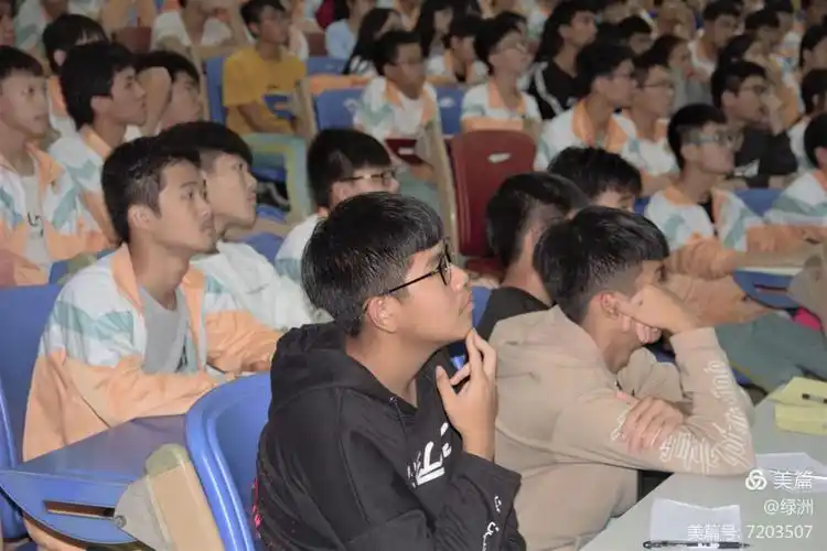 教务处对高一学生进行新课程选课和综合素质评价培训