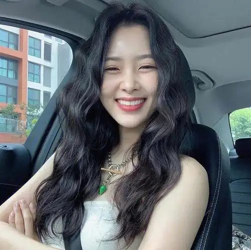 不挑脸型的卷发法式慵懒蓬松蛋卷头