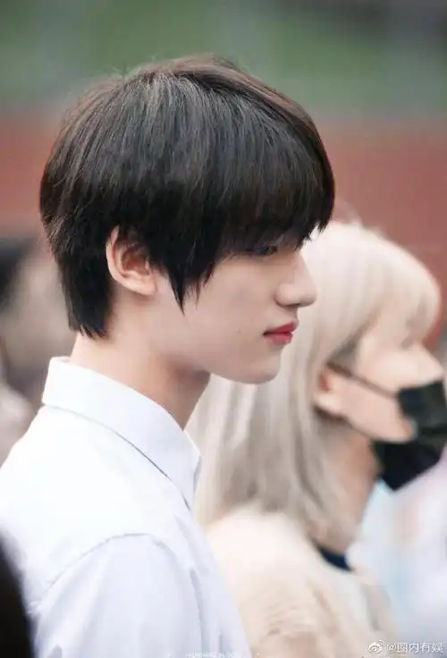 丁程鑫晒怼脸拍