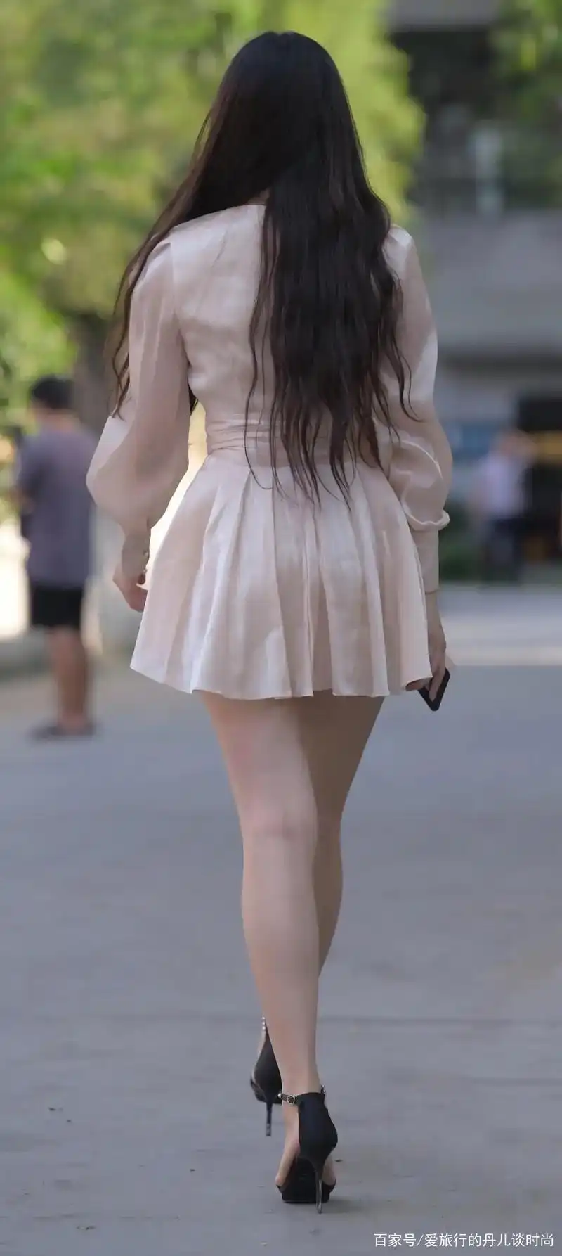 美女小姐姐穿条真丝裙就很显魅力,一看就像大户人家出身