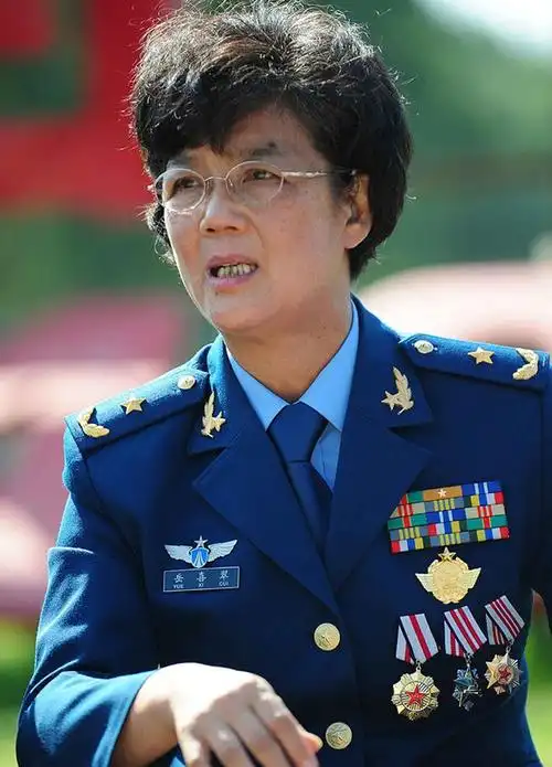 解放军第一位女飞行员将军17岁入伍24岁当机长55岁授少将