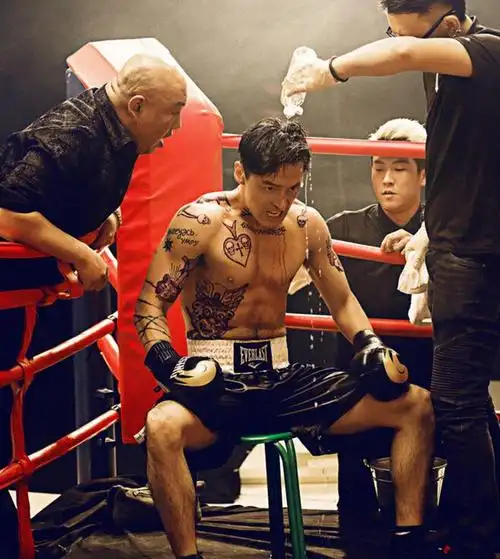 血性"梅长苏"!胡歌拳击写真大秀胸肌