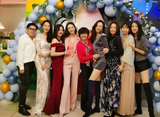 张梓琳晒与朋友合影众人身高均超1米8一句话道破美女生存优势