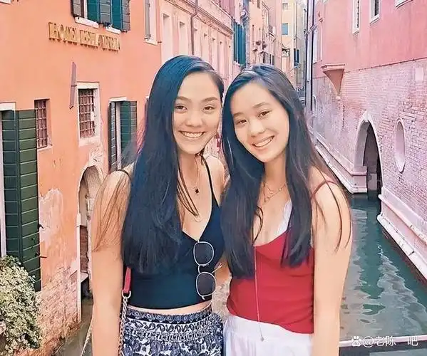 众所周知,李连杰有两段婚姻,前妻是师姐黄秋燕,两人可以说是青梅竹马