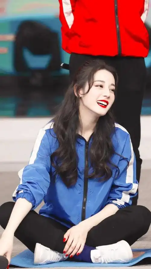 迪丽热巴壁纸:从头发到脚都是完美,即使是后脑勺也是惊人的美貌