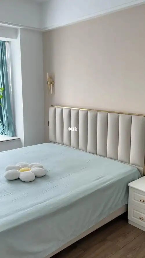 卧室不想花太多钱 又想温馨,直接刷乳胶漆  床头刷个奶咖色  好看不踩