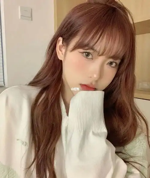 夏季显白发色超温柔的暖色系发色~焦糖色这个颜色不用漂,很甜美柔和