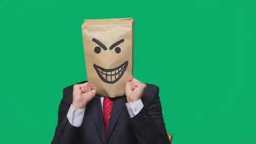 一个人在他的头上有一个包, 一个画的笑脸生气, 狡猾, 幸灾乐祸照片