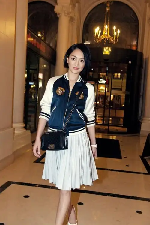 周迅的发型越剪越短,罕见化烟熏妆配镂空连衣裙,就她穿得不土|短发