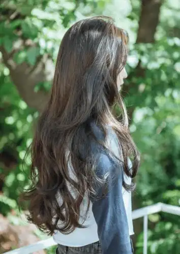 及腰长卷发——淑女风  及腰的长卷发温柔慵懒,换上这个发型绝对秒变