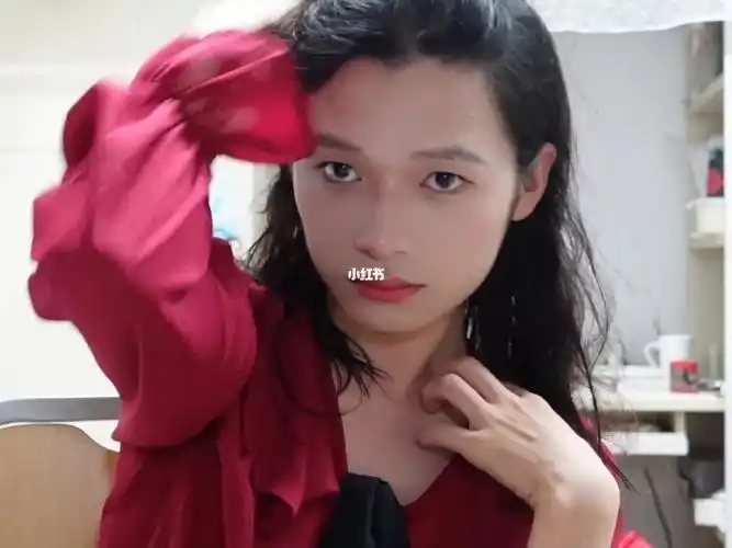 长发男生女装大佬的酒红色甜美妆容穿搭