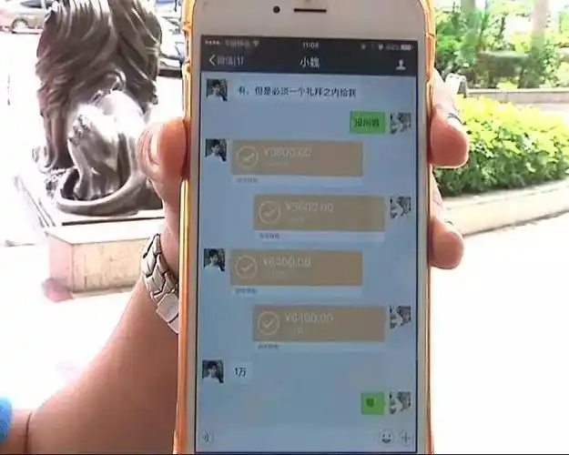 8月6日凌晨4点45分左右,吴先生由于急用钱,便向朋友小魏借了一万块钱