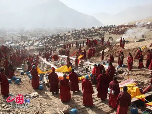 实拍地震受害者遗体火葬的全景