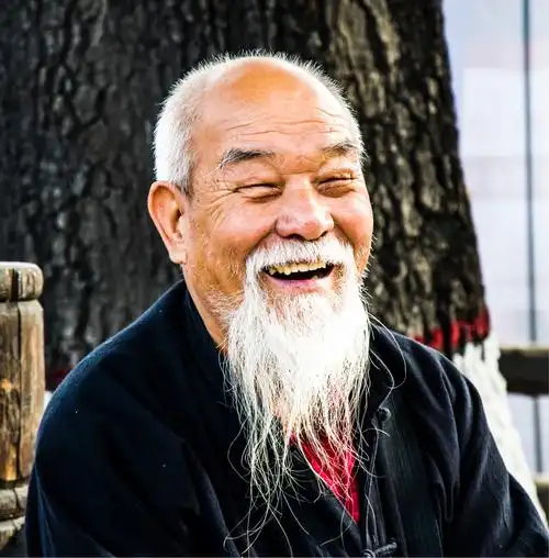 服务展会的慈祥老者