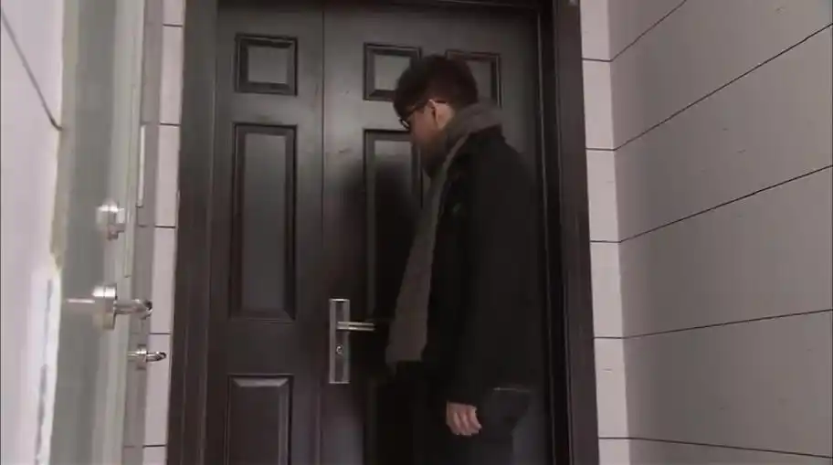 丈夫出差,回家却听到陌生男人声音,男子不慌不忙喊来全家人来吃饭