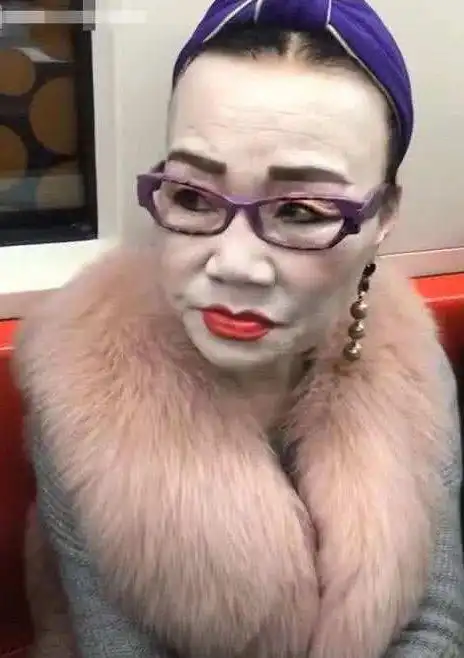 地铁时髦老奶奶意外走红夸张妆容不忍直视像是恶搞版王祖蓝
