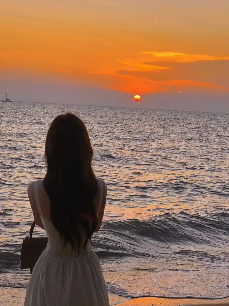 落日余晖美景!这个侧颜这个背影搭配这幅海边落日图,简直美极了!