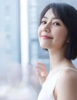 高圆圆只不过换了新发型,瞬间嫩的像少女,和赵又廷就不像姐弟恋