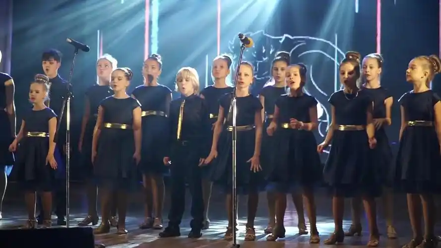 震撼童声儿童合唱团现场演唱somethingjustlikethis