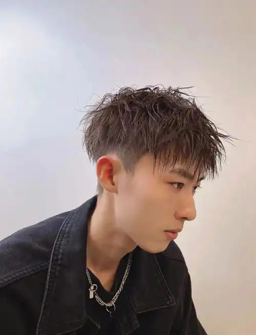 钢夹烫发,不同于锡纸烫容易炸的缺点,相对自然,但也是属于凌乱感发型