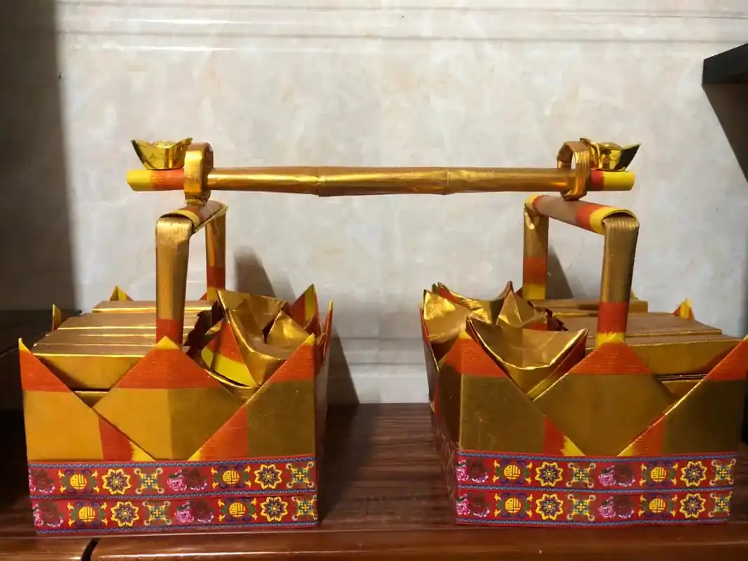 传统文化手工制作 #成品展示 #叠元宝 扁担花篮,担金担银 - 抖音