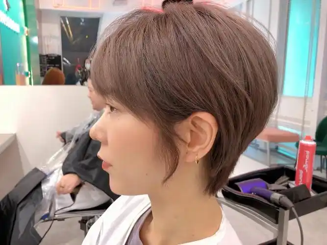 短发发型中发发型齐刘海染发好看的颜色