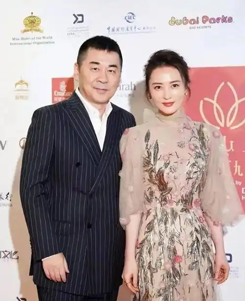 又瘦又时髦,生俩娃身材仍不走样,陈建斌好福气_年龄_魅力_时尚