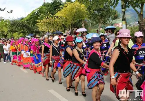 云南沧源:感受中国佤族2017新米节的"拉木桥"仪式