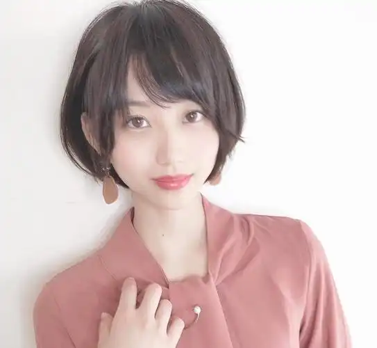 小个子女生最适合的发型就是短发 .