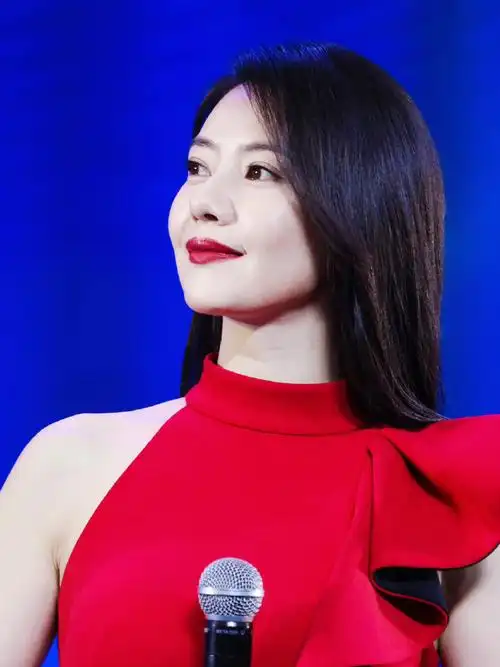 今日活动生图#高圆圆最新活动生图,身穿红裙明艳动人,黑色披肩长发