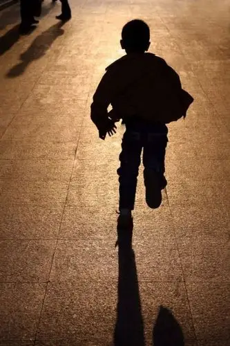 求一副画 ,一个小男孩在一条马路上奔跑的背影.