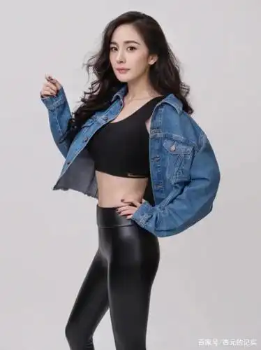 杨幂再次"大胆"出镜,紧身小皮裤搭配运动内衣,秀出魔鬼小蛮腰