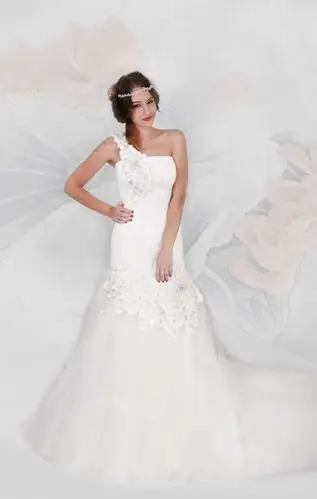 一款柔合中西元素的婚纱礼服