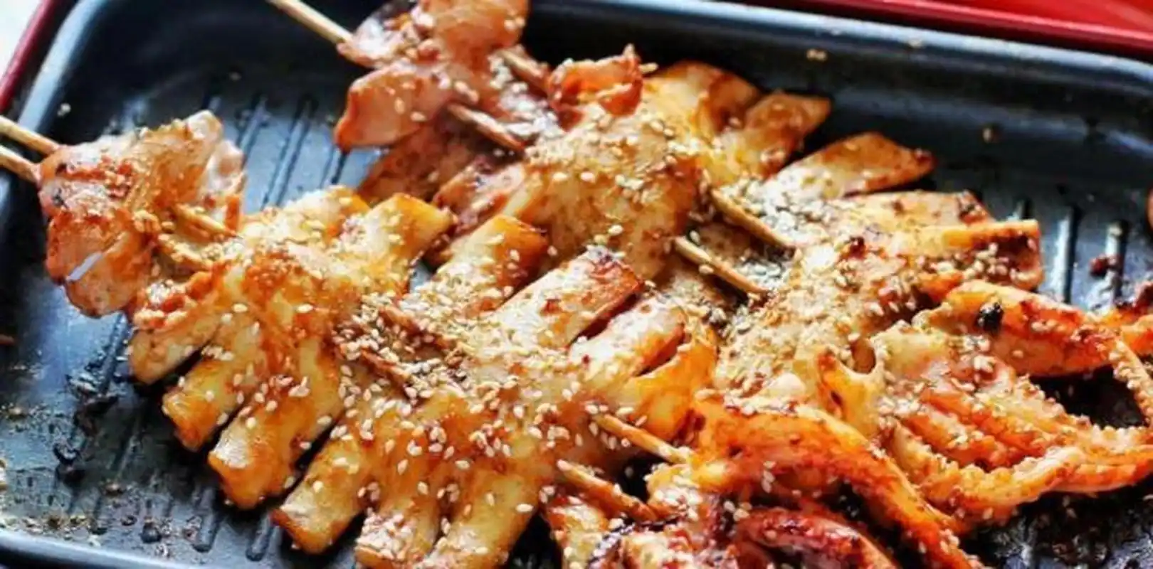 02铁板鱿鱼是一道美味的烧烤菜肴.